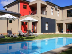 Отель Karoo Sun Boutique Guest House - Bed & Breakfast  Оудсхурн